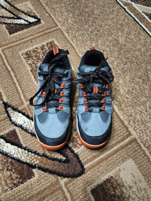 Кроссовки осенние