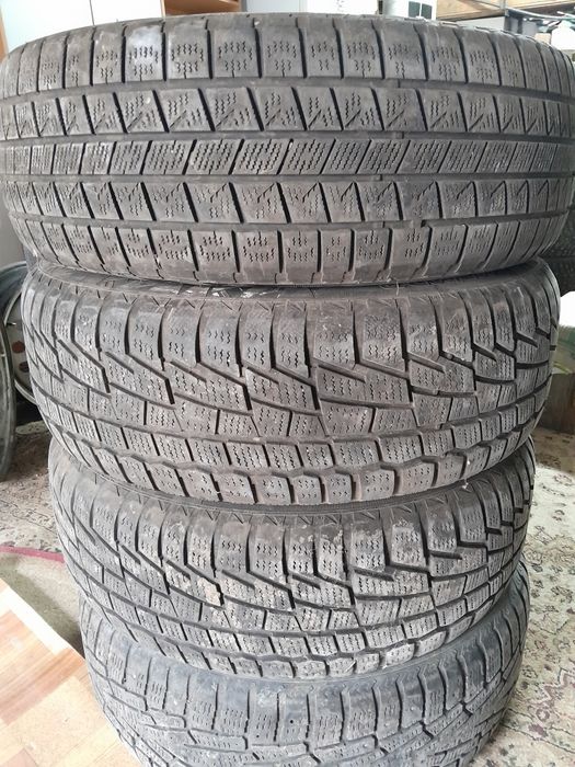 Шины  р-16.  Зимние. 2 штуки.