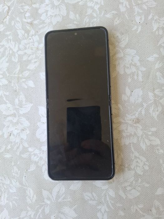 Galaxy Z Filp5 telefon holati yahshi