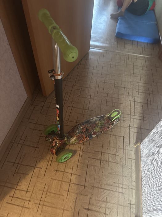 Продам кровать , доску , самакат и доску для рисование