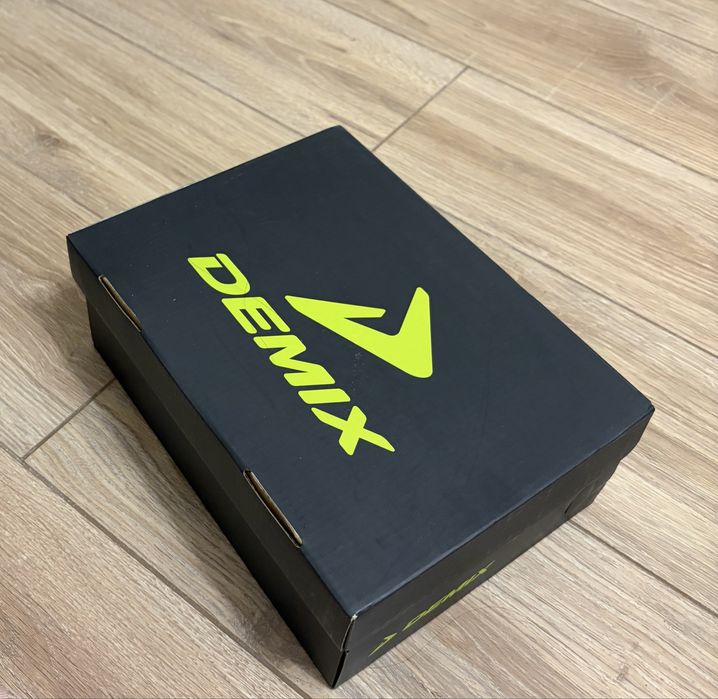 Продам кроссовки Demix