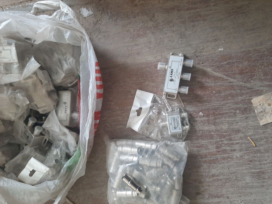 Разветвители тв.Бурый фирмы девалт.