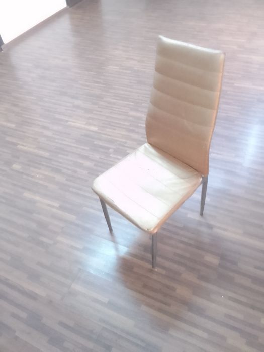 Ishlatilgan yangidek stul sotiladi