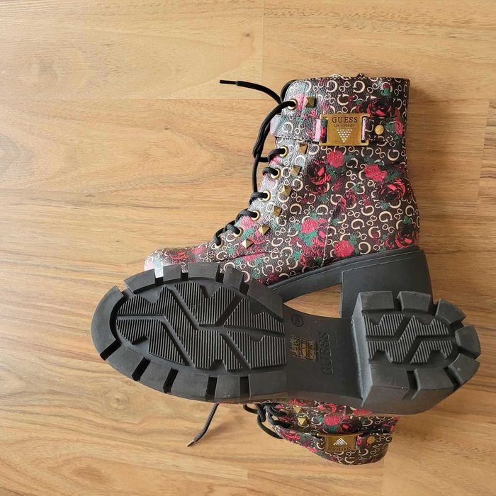 Guess чисто нови флорални ботушки