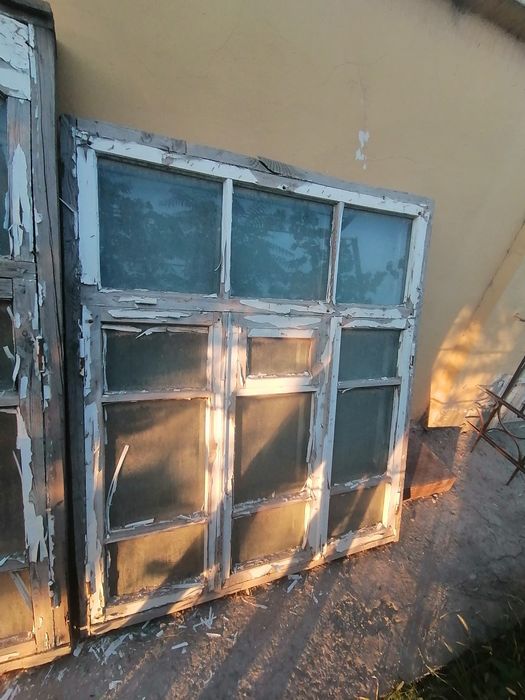 Eski taxta eshik va oynalar bor