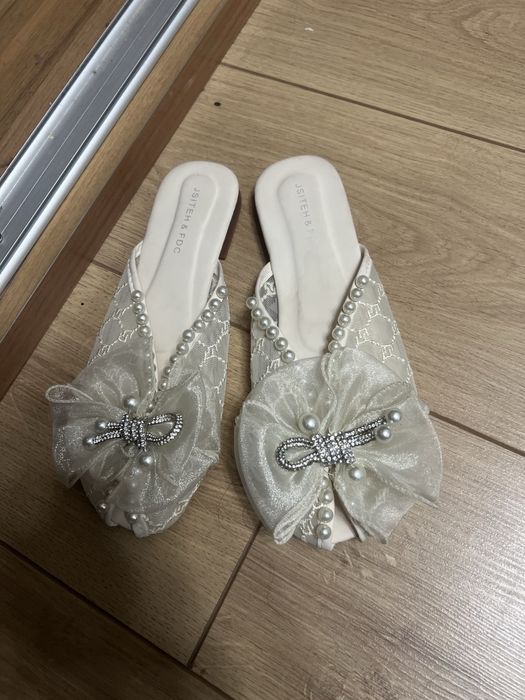 Kelin ansaml kiyimlari sotiladi