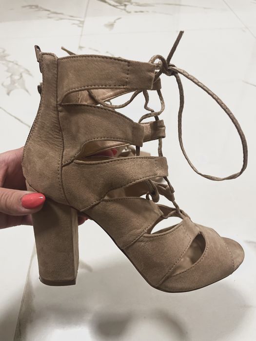 Сандали на ток с връзки La strada