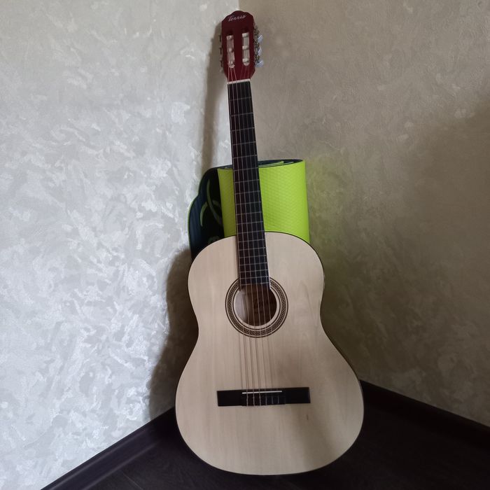 Гитара аккустическая