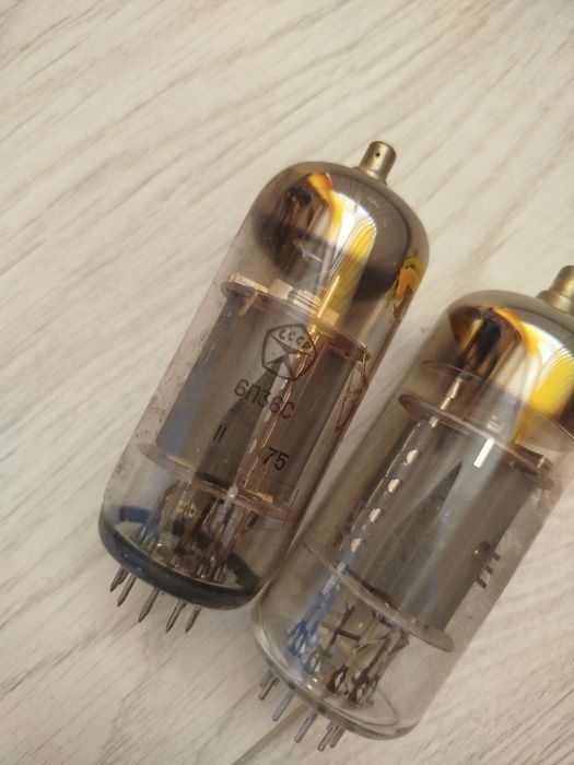 Два броя радио лампи 6П36С