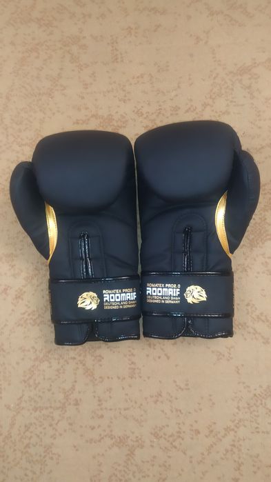 Продается боксёрская перчатка.
