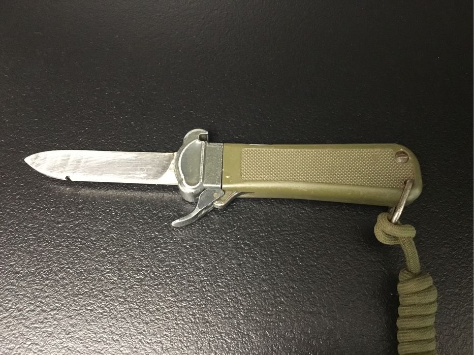 Cuțit gravitațional militar