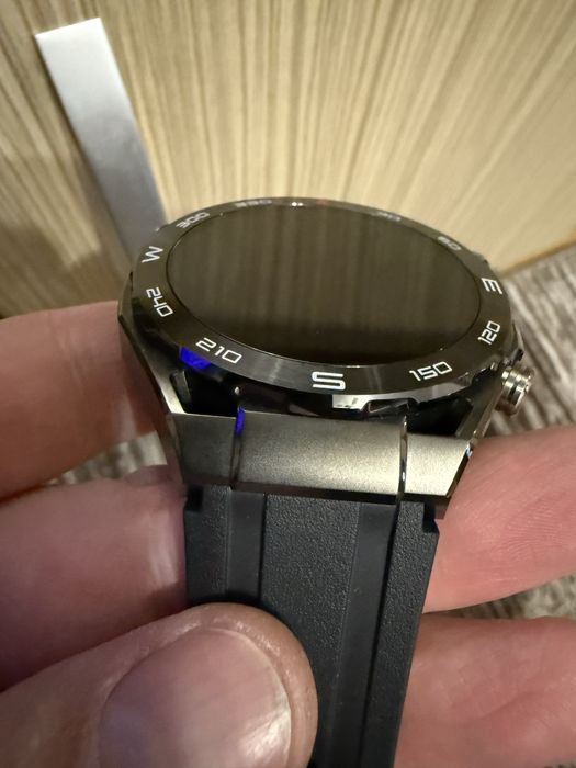 Huawei watch ultimate. Cutie completa.