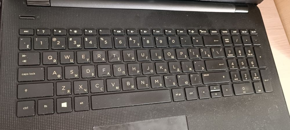 Ноутбук в не робочем состояни