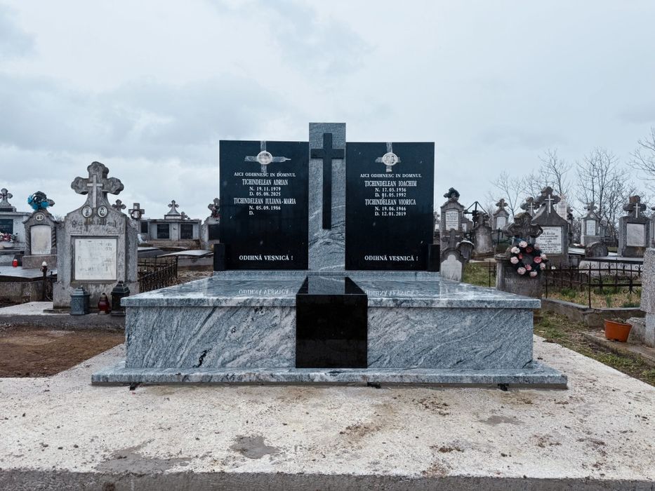 Monumente funerare