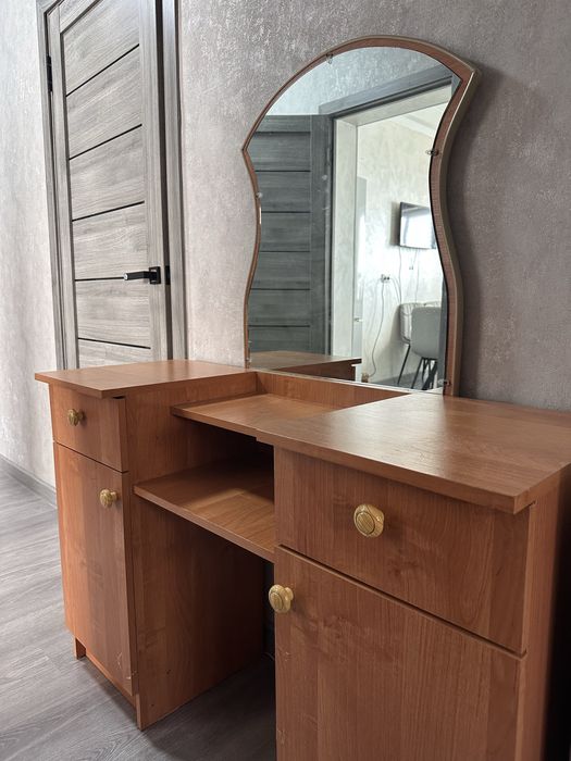 Продам трюмо с зеркалом и ящиками