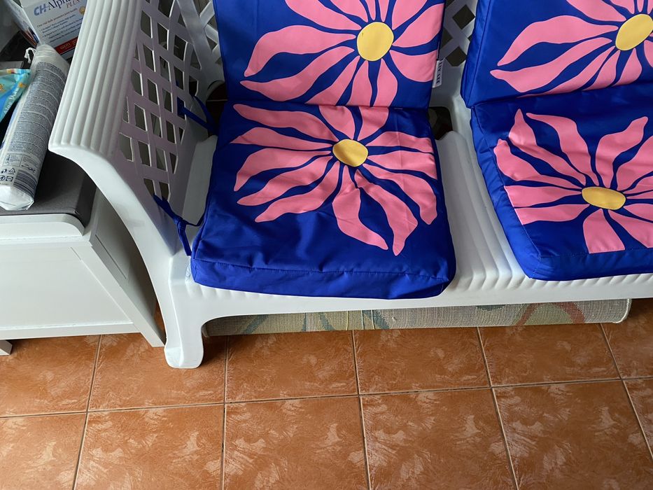 Banca alba hol, gradina