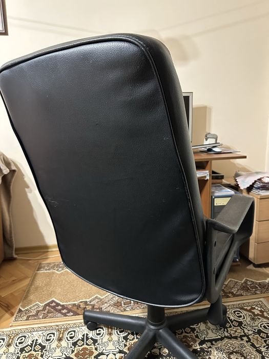 Офис стол / черен, кожен