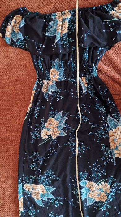 Rochie lungă cu volan pe umeri si bust