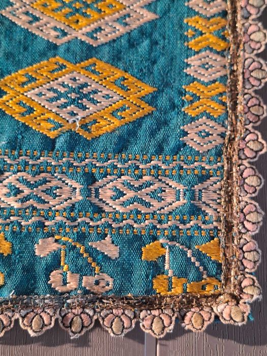 Vând catrință / opreg vechi din Banat – fond albastru deosebit, motiv geometric