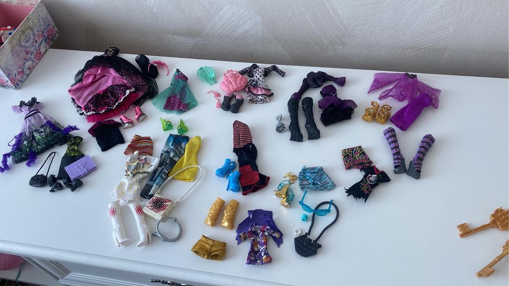 Оригинальные аксессуары и одежда для кукол Monster High