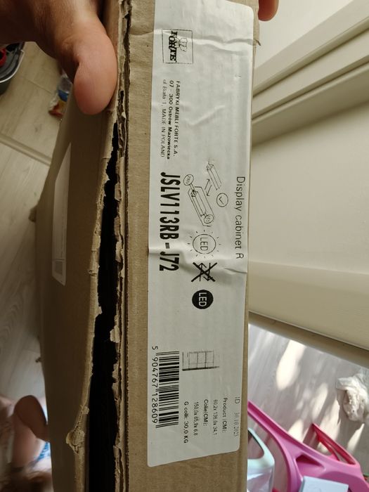 Corp vitrina suspendata