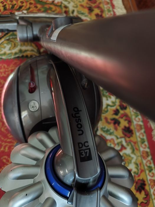 Aspirator fără sac Dyson DC 37
