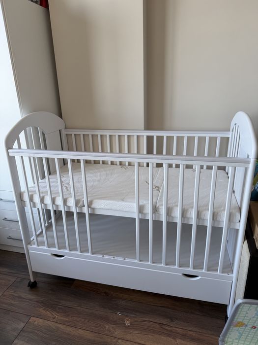 Дървена бебешка кошара