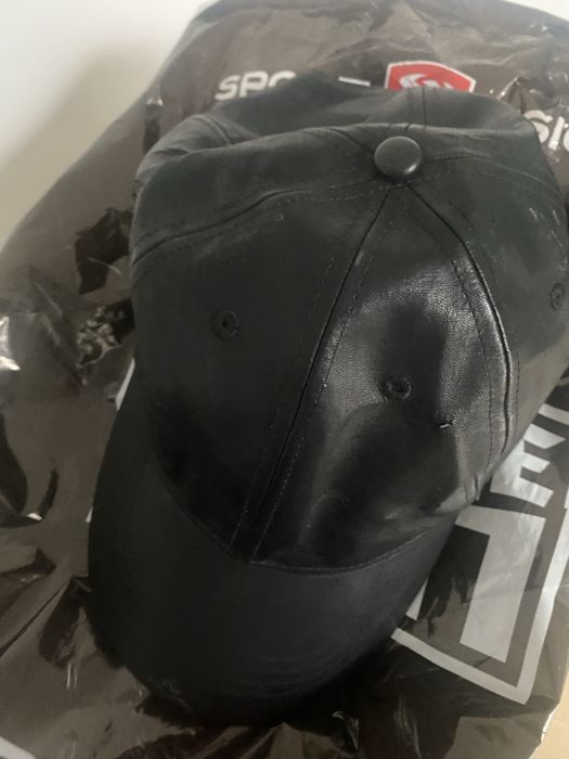 Черна кожена шапка