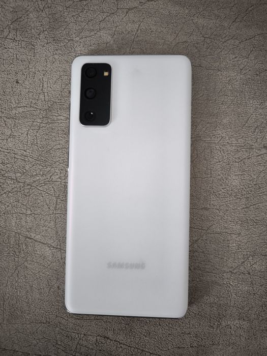 Продавам Samsung Galaxy S20 FE