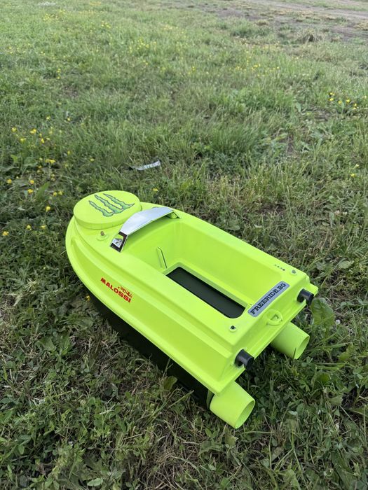 Лодка за захранка със 180 точков GPS