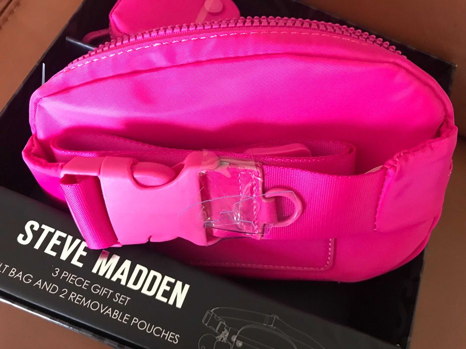 Нов,оригинален комплект  чанта-колан с 2 портмонета
Steve Madden