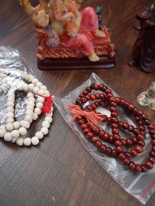 Статуэтки и чётки