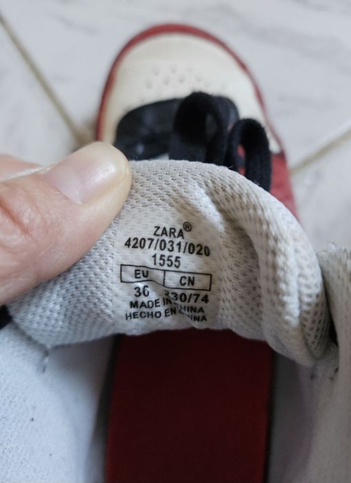 Zara обувки No 36. Runners обувки No 36. Nike бутонки No 36.
Runners детски високи спортни обувки No 36, 5€
Zara високи обувки No 36-със забележка 5€