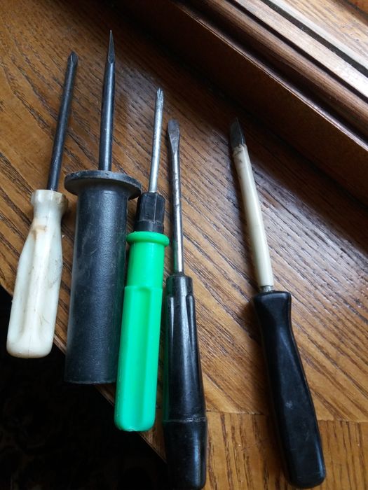 Отвертки разного размера.  С советских времен.  За все 100000 сум.