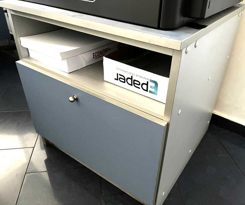 Секретарско бюро + шкаф за офис техника + подарък