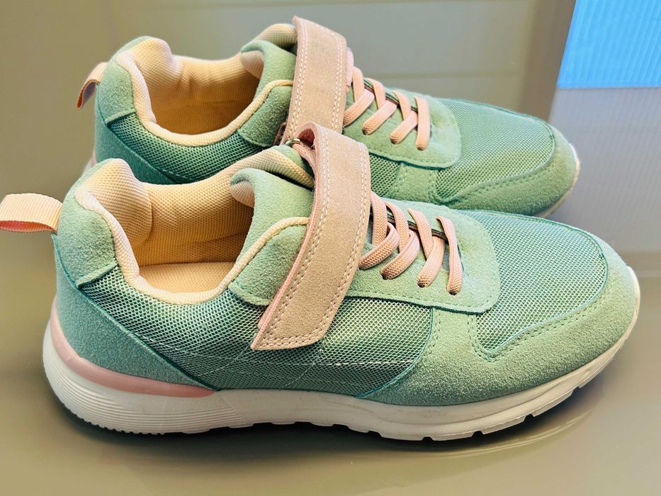 Нови спортни обувки Reserved + подарък сандали, н. 37