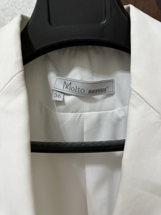 Белый пиджак хорошего качества