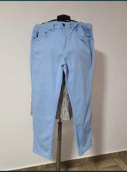 Pantaloni barbatesti, bumbac, model usor slim;