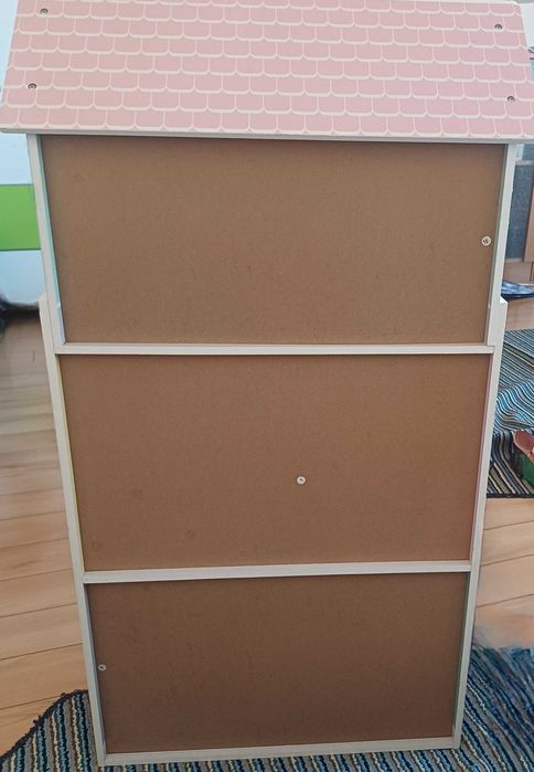 Дървена къща за кукли.