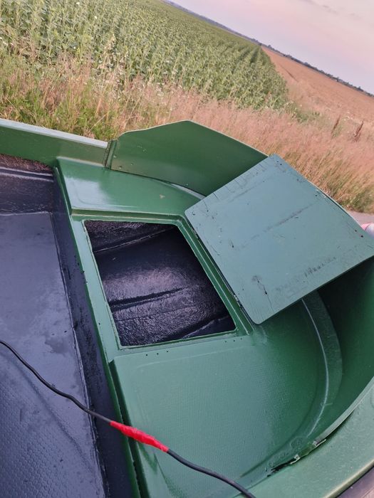 Barca de pescuit cu Motor de 10 cai putere