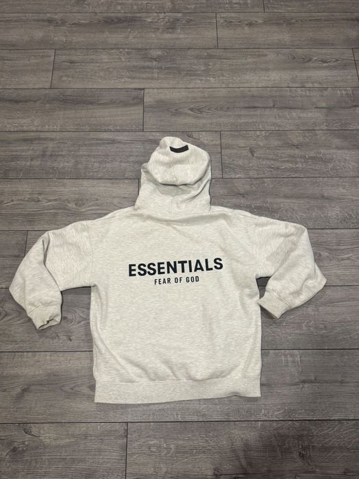 Екип на essentials сив