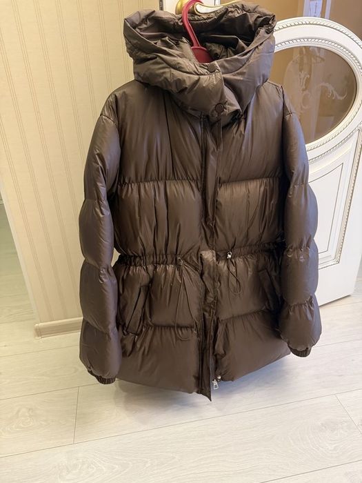 Продаю новую зимнюю куртку (пуховик)