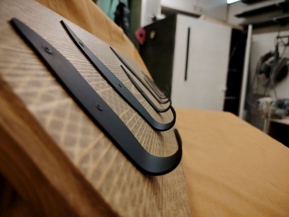 Стенни закачалки от масив