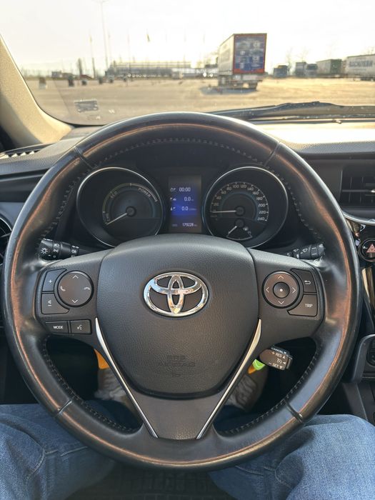 Toyota Auris 1.8/ Hybrid/ E-CVT/ 136 к.с