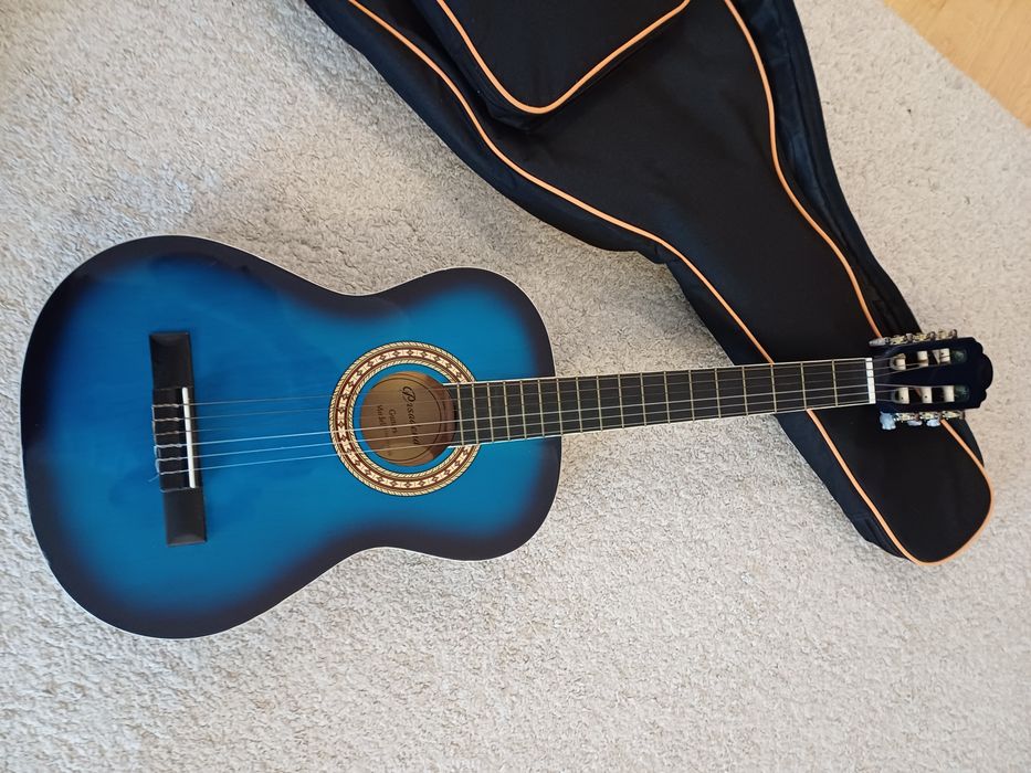 Chitara cu husa, suport de picior și suport partitura, ca noi