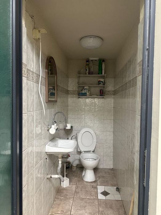 Магазин срещу Операта – Дондуков, 960€ с ДДС, витрина + мазе