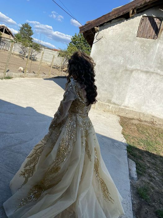 Продава се рокля в златист цвят