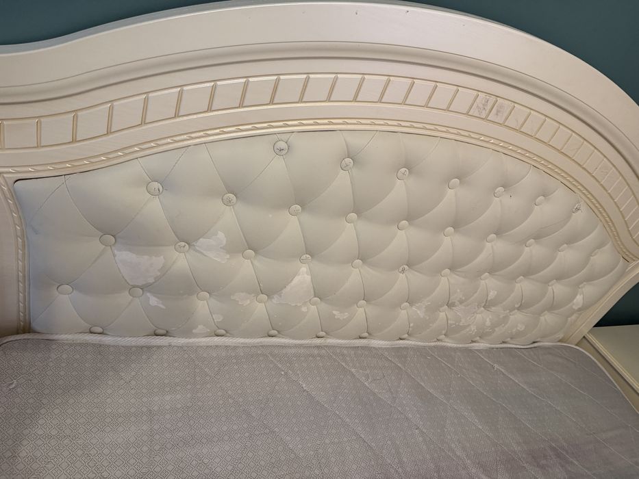 Продам двуспальную кровать с матрасом