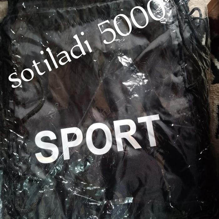 Seriy va qora rangli sport sumka