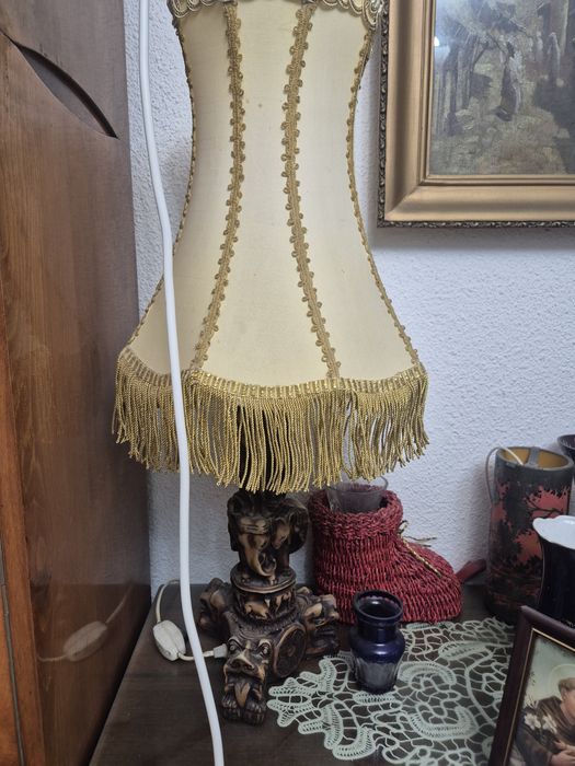 Veioza vintage cu elefanti sculptati